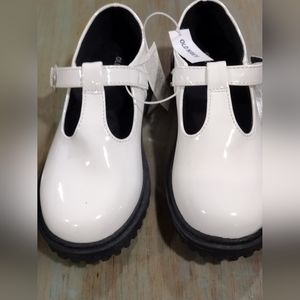 Old Navy girls dress shoes with belt and buckle, white/black, size 1.